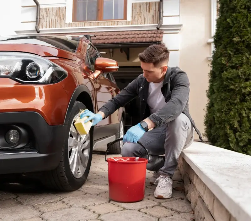 Lavage auto à domicile Saint-Jean-de-Niost : professionnel intervenant sur un véhicule